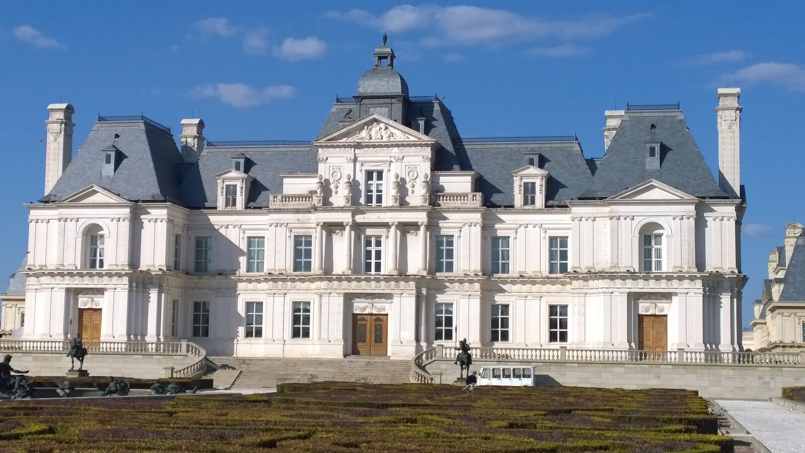 Château de style classique et sa cour d'honneur, Val de Loire