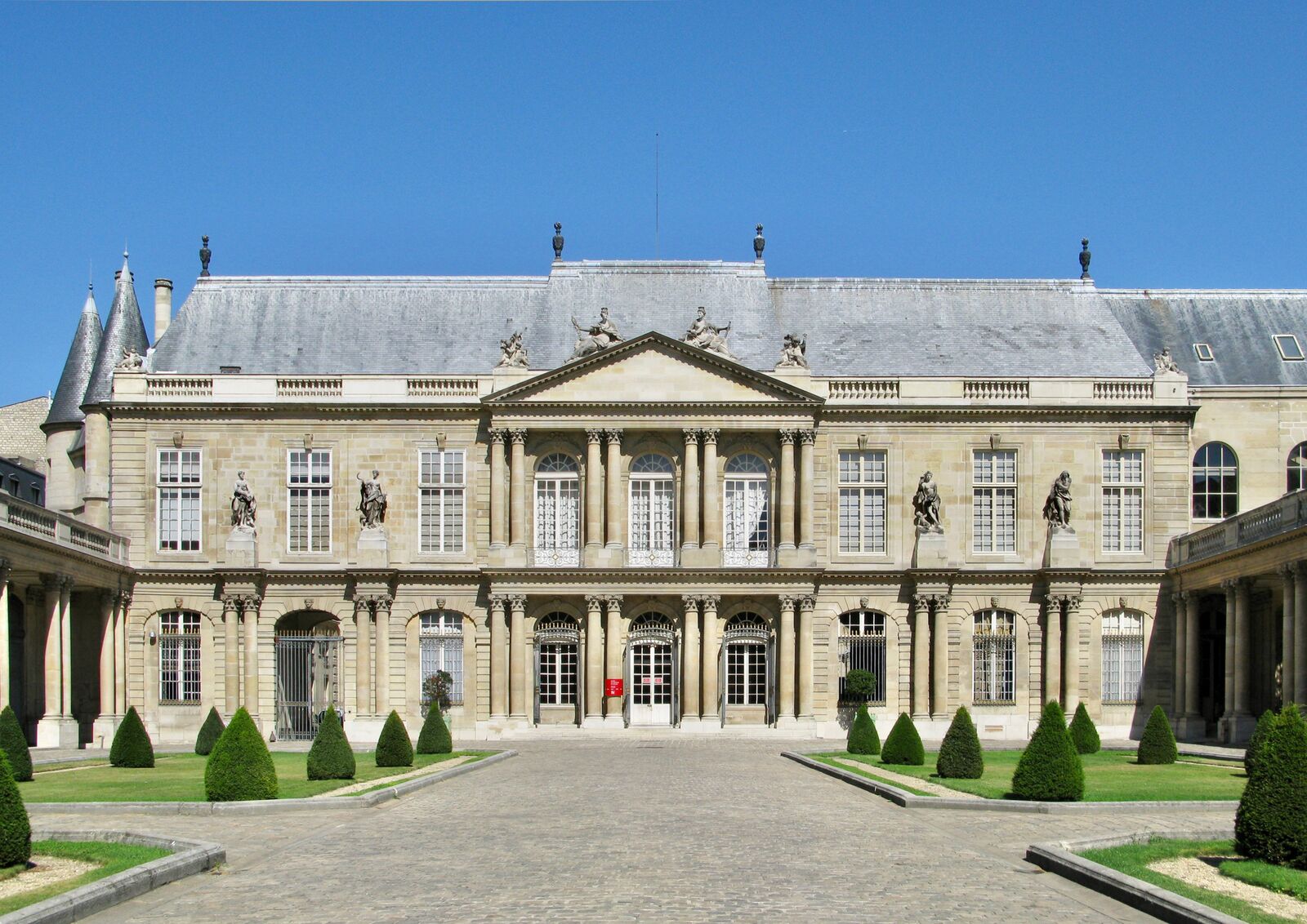 Façade en pierre d'un hôtel particulier du XVIIIe siècle et sa cour pavée, Versailles