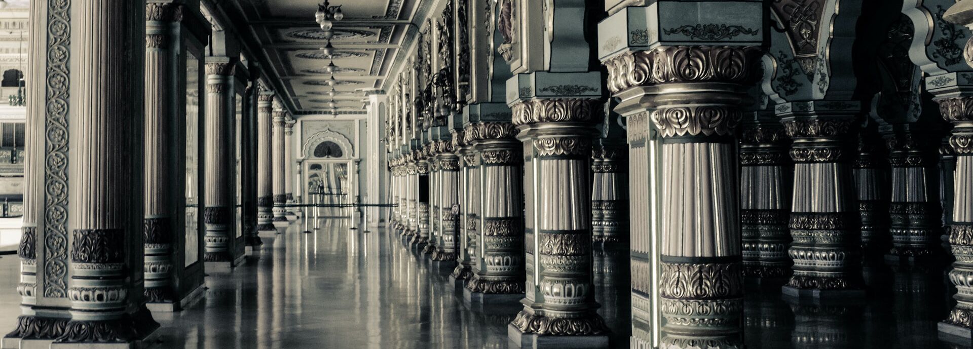 Galerie à colonnes de pierre d'un hôtel particulier